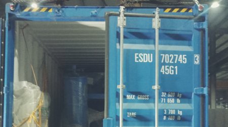 Q6910辊道通过式抛丸机顺利发货中东地区